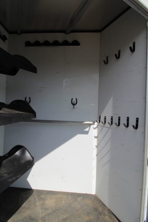 Used 2002 Sundowner 3 Horse w/ Side Tack - Insulated Dressing Room Roof