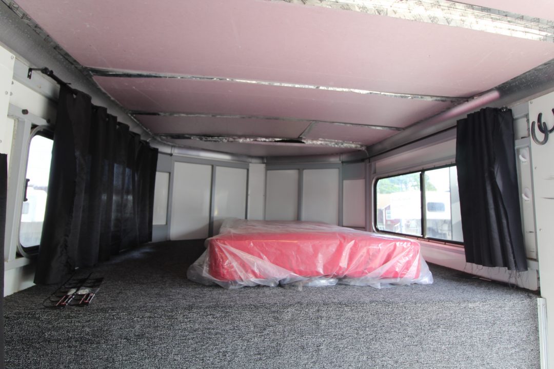 Used 2002 Sundowner 3 Horse w/ Side Tack - Insulated Dressing Room Roof