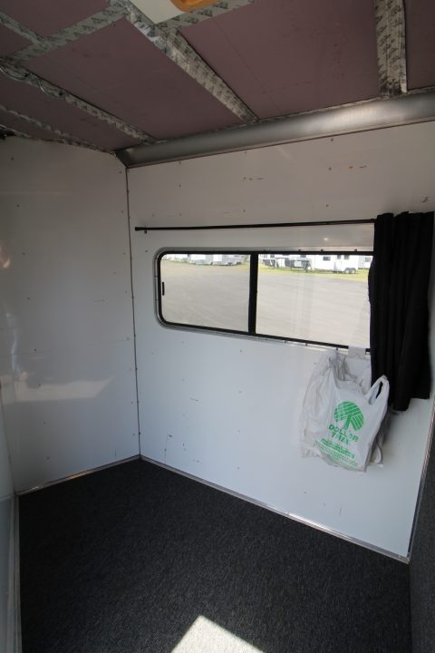 Used 2002 Sundowner 3 Horse w/ Side Tack - Insulated Dressing Room Roof
