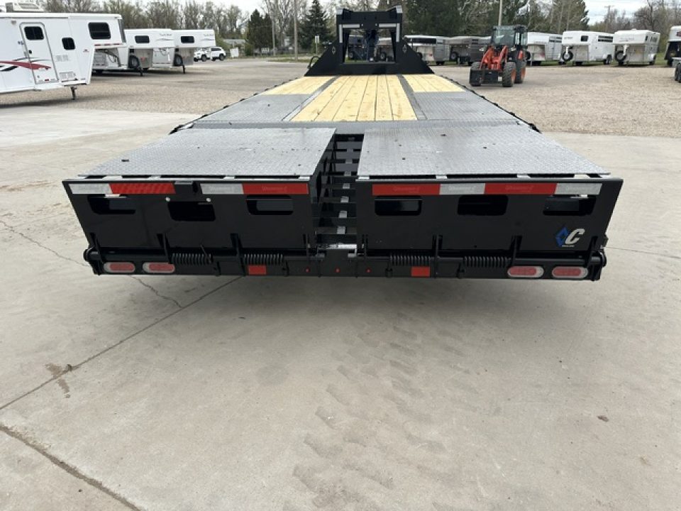 New 2026 Diamond C 25' FMAX