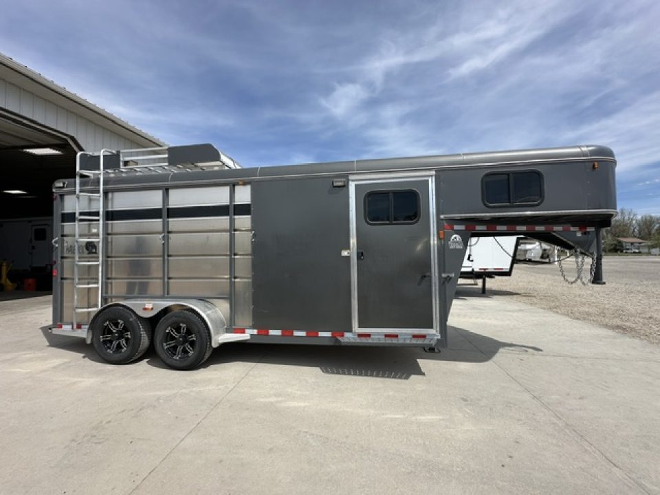 Used 2025 Maverick 3 Horse Slant