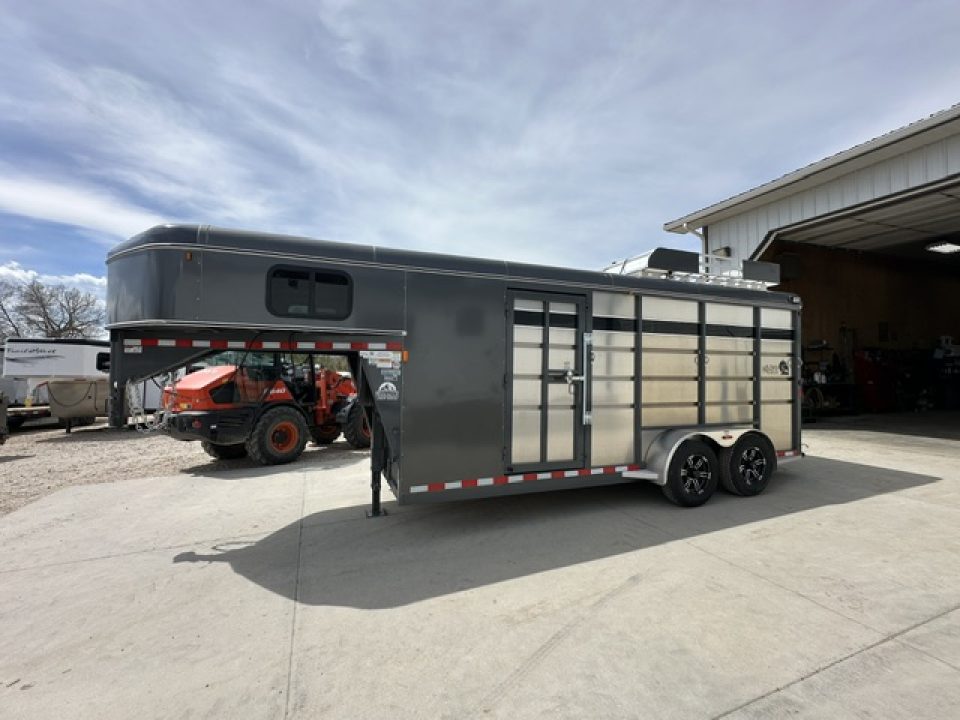 Used 2025 Maverick 3 Horse Slant