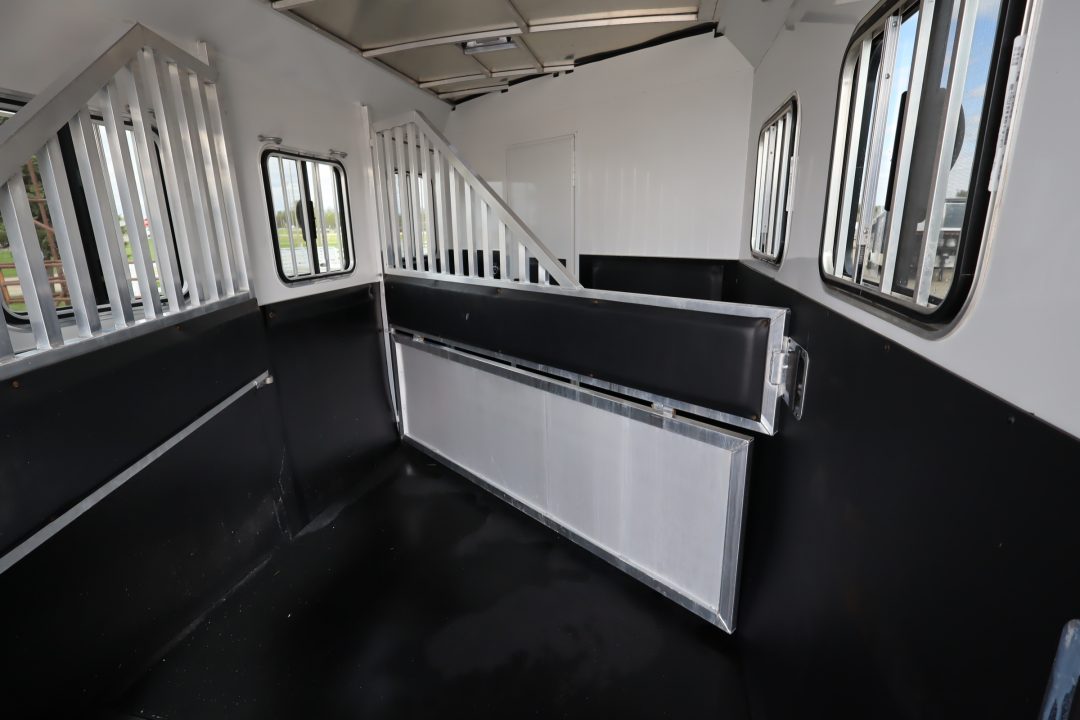 Used 2019 Bison 3 Horse LQ Trailer