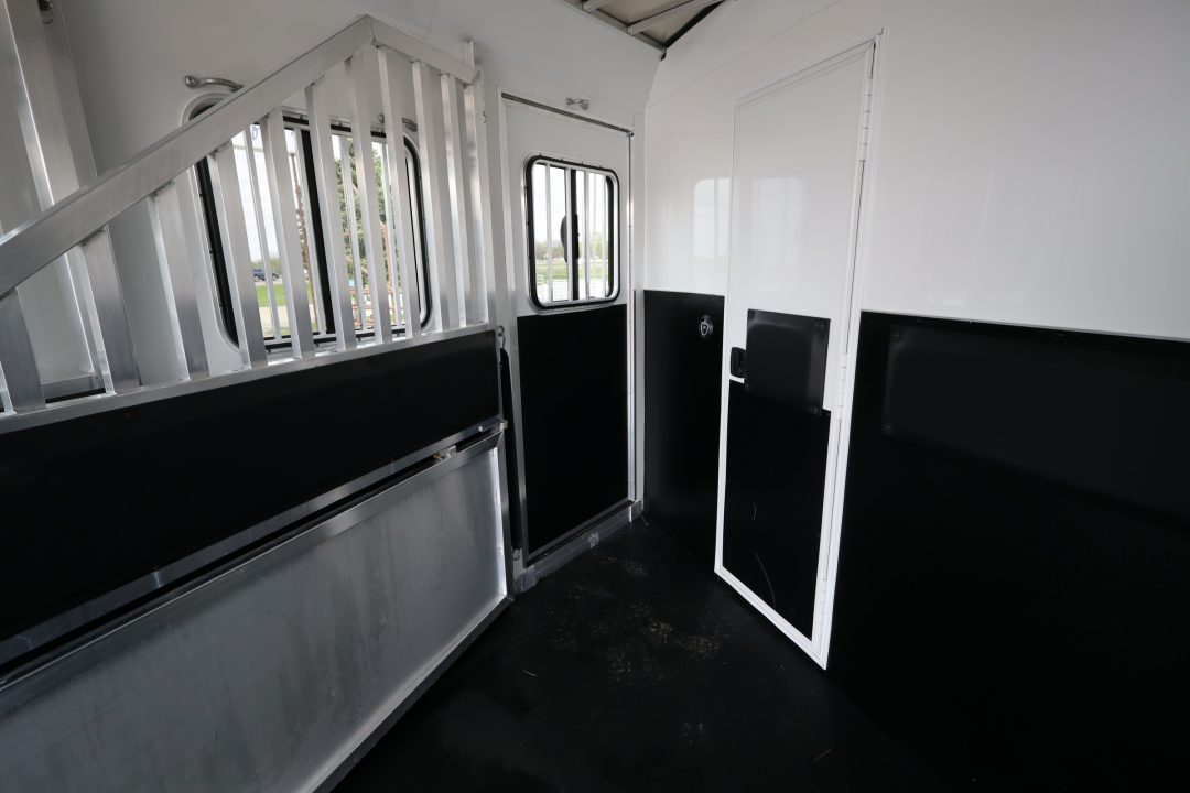 Used 2019 Bison 3 Horse LQ Trailer