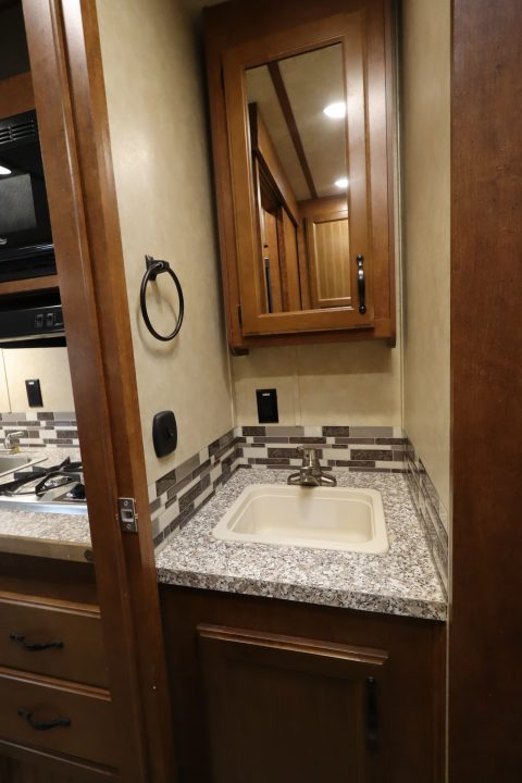 Used 2019 Bison 3 Horse LQ Trailer