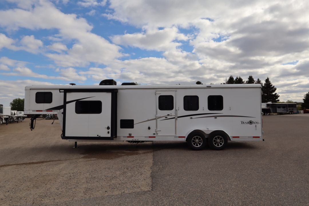Used 2019 Bison 3 Horse LQ Trailer