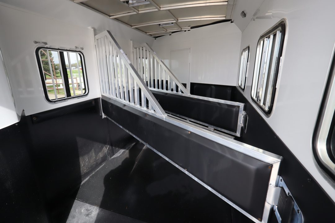 Used 2019 Bison 3 Horse LQ Trailer