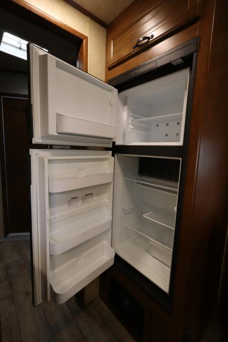 Used 2019 Bison 3 Horse LQ Trailer