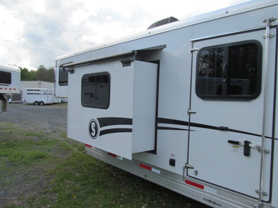 New Shadow 3H LQ w/ 9' Shortwall and Manual Slide Out Horse Trailer