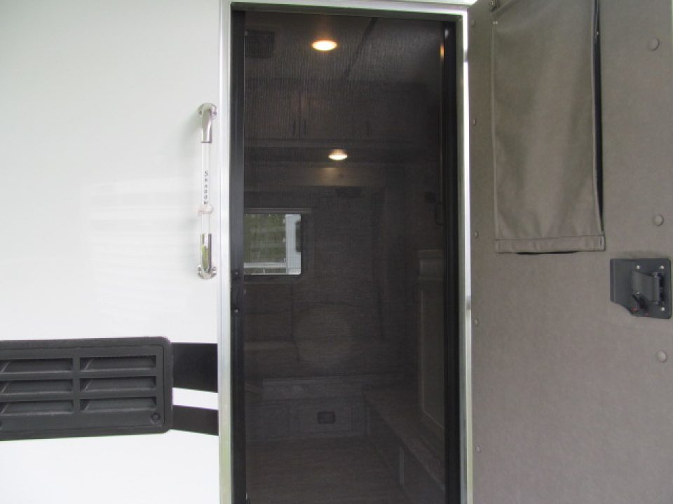 New Shadow 3H LQ w/ 9' Shortwall and Manual Slide Out Horse Trailer