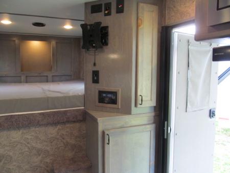 New Shadow 3H LQ w/ 9' Shortwall and Manual Slide Out Horse Trailer