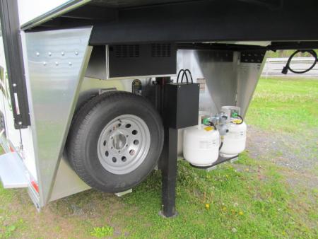 New Shadow 3H LQ w/ 9' Shortwall and Manual Slide Out Horse Trailer