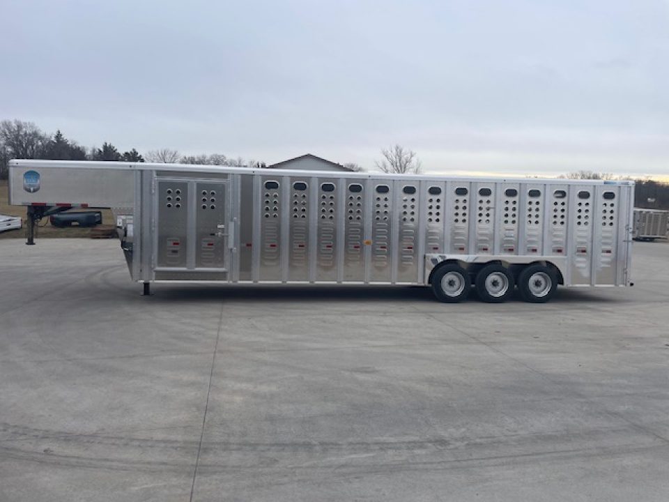 New 2026 Merritt Equipment Cattle Baron 32ft x 8ft Triple 8k axles Aluminum Livestock trailer