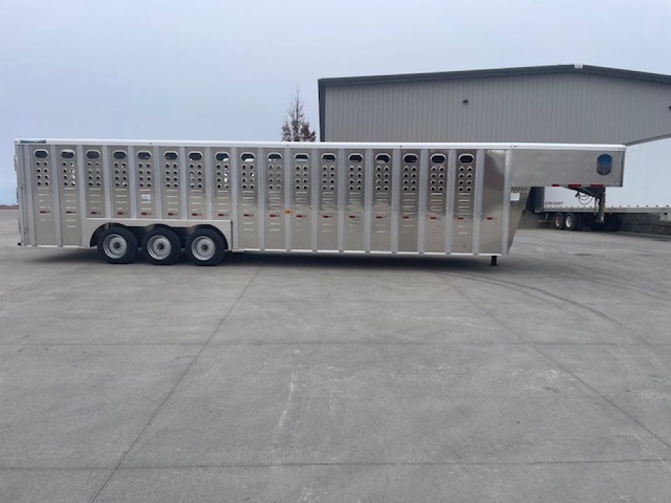 New 2026 Merritt Equipment Cattle Baron 32ft x 8ft Triple 8k axles Aluminum Livestock trailer