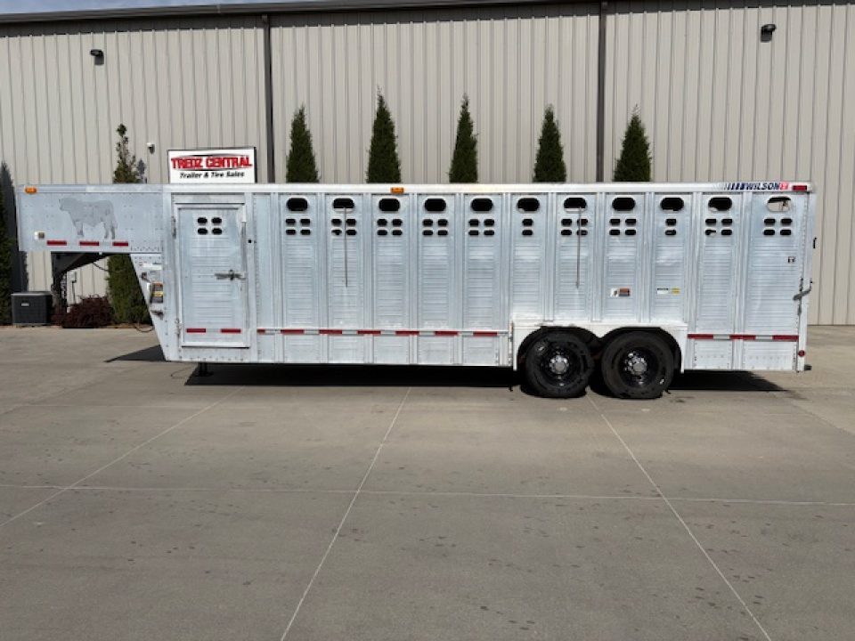 Used 2005 Wilson 7x24ft Aluminum Livestock Trailer