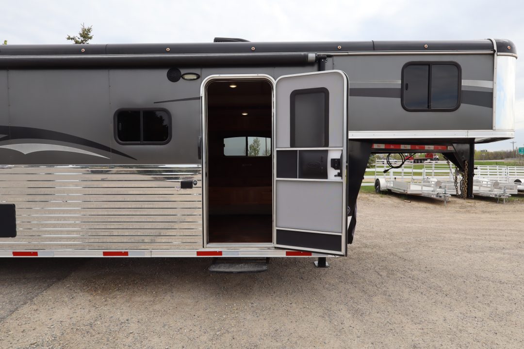 Used 2017 Bison Trailers 3 Horse LQ Trailer