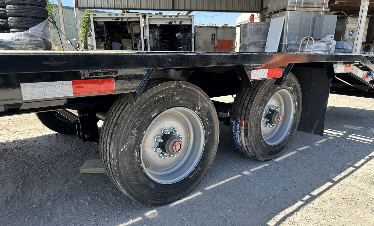 New 2026 East Texas Trailers 25' Tandem Dual Gooseneck Pierce Frame Macho Dove Tail Equipment Trailer