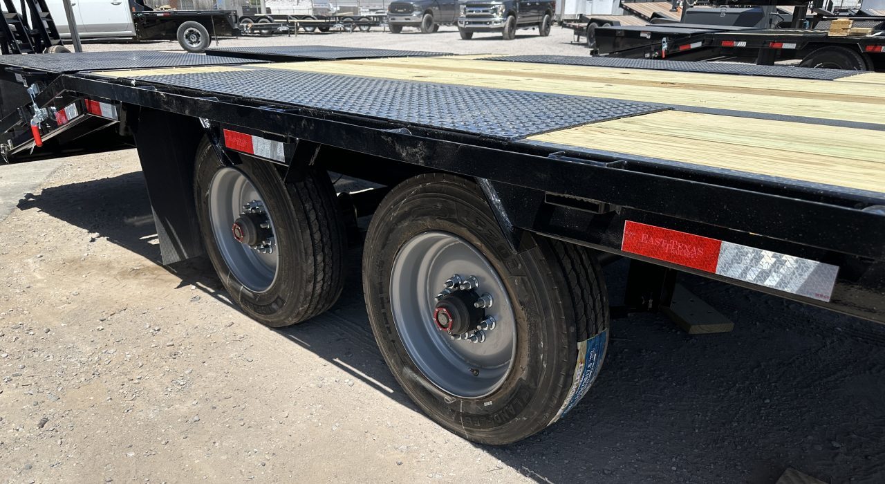 New 2026 East Texas Trailers 25' Tandem Dual Gooseneck Pierce Frame Macho Dove Tail Equipment Trailer