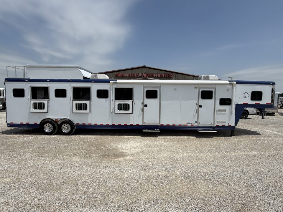 Used 2013 Sooner 6 Horse Living Quarters Midtack Horse Trailer