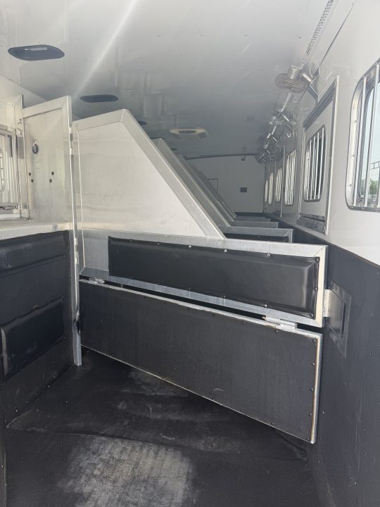 Used 2013 Sooner 6 Horse Living Quarters Midtack Horse Trailer