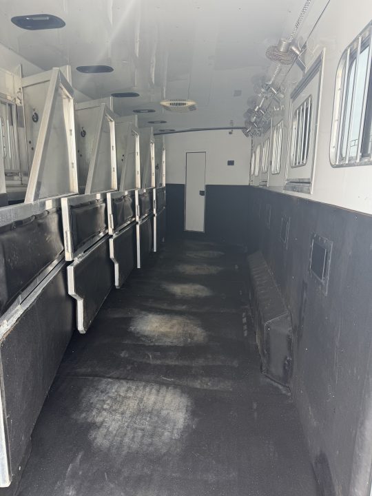 Used 2013 Sooner 6 Horse Living Quarters Midtack Horse Trailer
