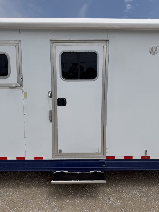 Used 2013 Sooner 6 Horse Living Quarters Midtack Horse Trailer