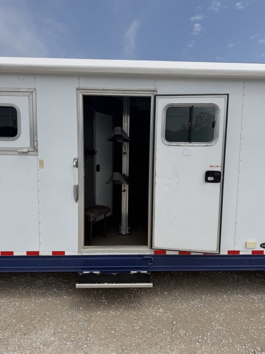Used 2013 Sooner 6 Horse Living Quarters Midtack Horse Trailer