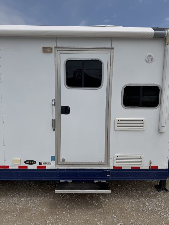 Used 2013 Sooner 6 Horse Living Quarters Midtack Horse Trailer