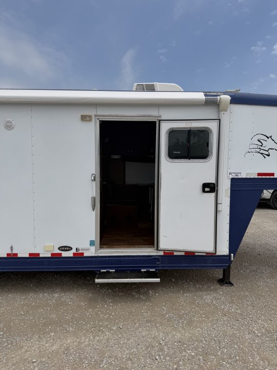 Used 2013 Sooner 6 Horse Living Quarters Midtack Horse Trailer