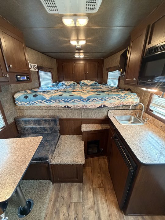 Used 2013 Sooner 6 Horse Living Quarters Midtack Horse Trailer