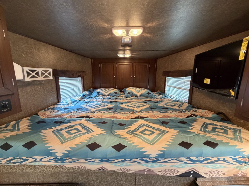 Used 2013 Sooner 6 Horse Living Quarters Midtack Horse Trailer