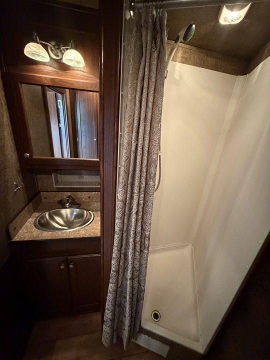Used 2013 Sooner 6 Horse Living Quarters Midtack Horse Trailer