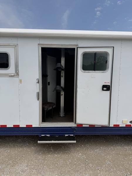 Used 2013 Sooner 6 Horse Living Quarters Midtack Horse Trailer