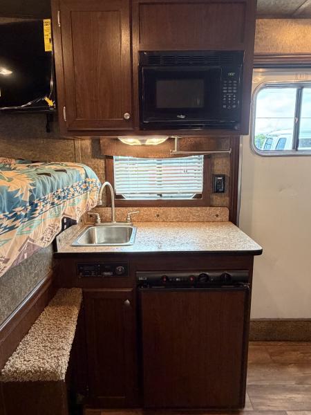 Used 2013 Sooner 6 Horse Living Quarters Midtack Horse Trailer
