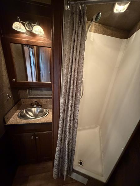Used 2013 Sooner 6 Horse Living Quarters Midtack Horse Trailer