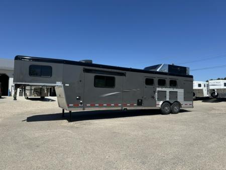 Consignment 2026 Trails West Sierra 3 Horse Living Quarter