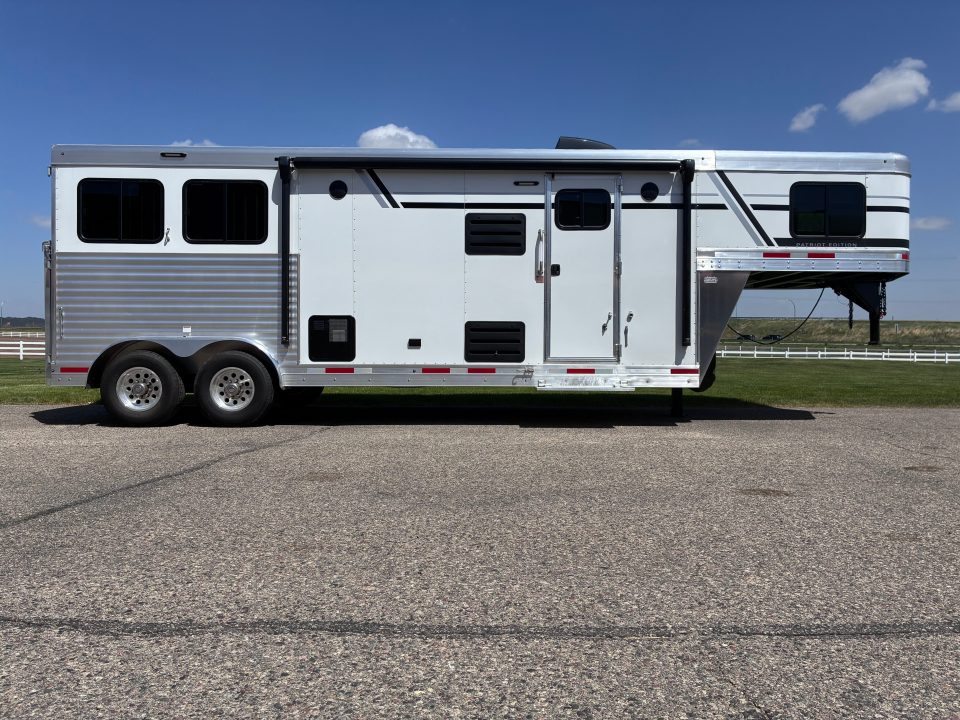 New 2026 SMC 2H 9'LQ Horse Trailer