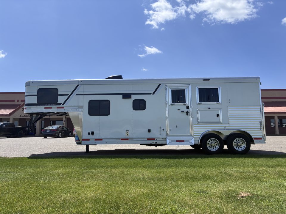 New 2026 SMC 2H 9'LQ Horse Trailer