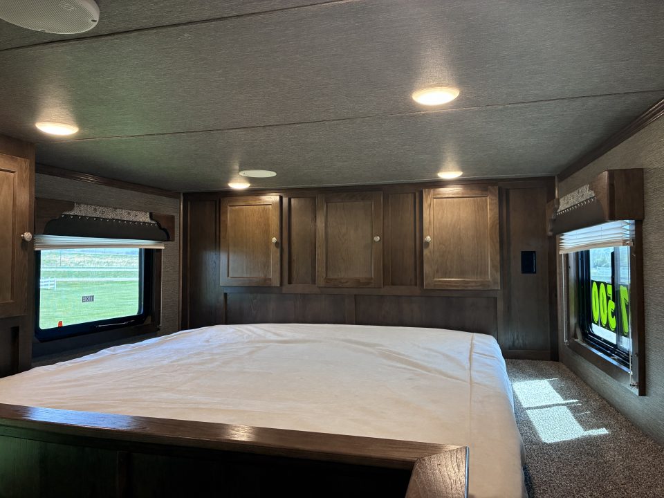New 2026 SMC 2H 9'LQ Horse Trailer