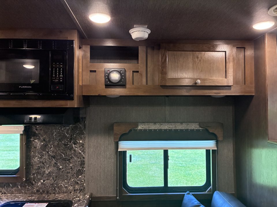 New 2026 SMC 2H 9'LQ Horse Trailer