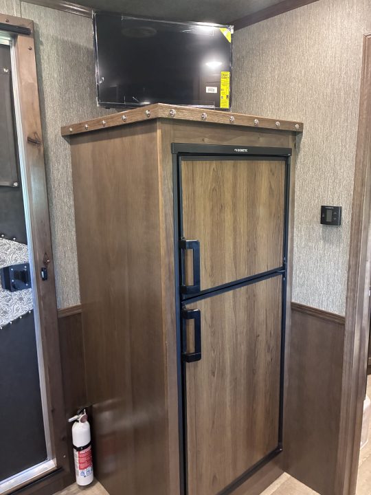New 2026 SMC 2H 9'LQ Horse Trailer