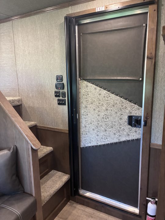 New 2026 SMC 2H 9'LQ Horse Trailer