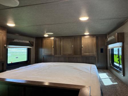 New 2026 SMC 2H 9'LQ Horse Trailer