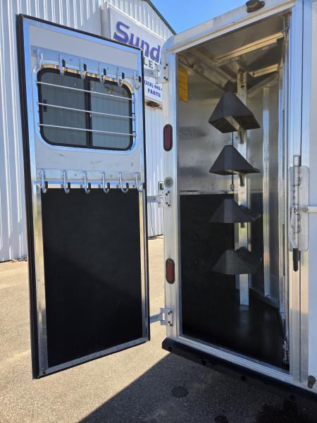 Used 2004 Kiefer Genesis X-4 Horse Trailer