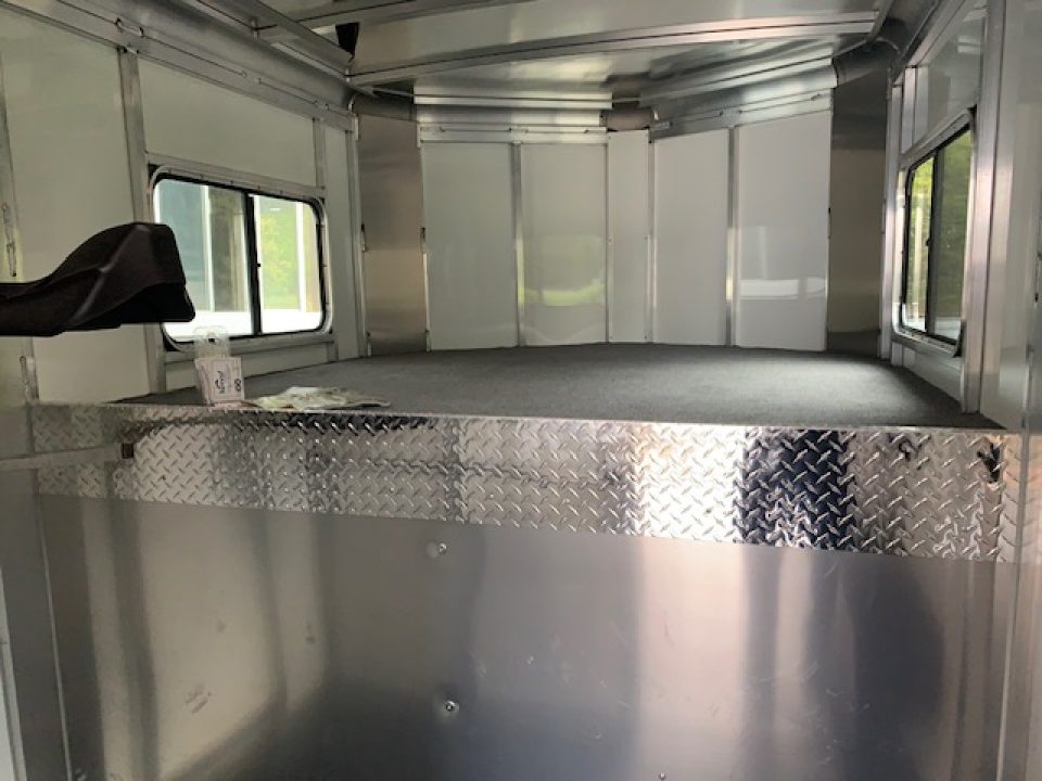 New 2025 Sundowner Trailers Charter 2h GN Horse Trailer
