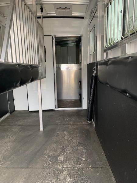 New 2025 Sundowner Trailers Charter 2h GN Horse Trailer