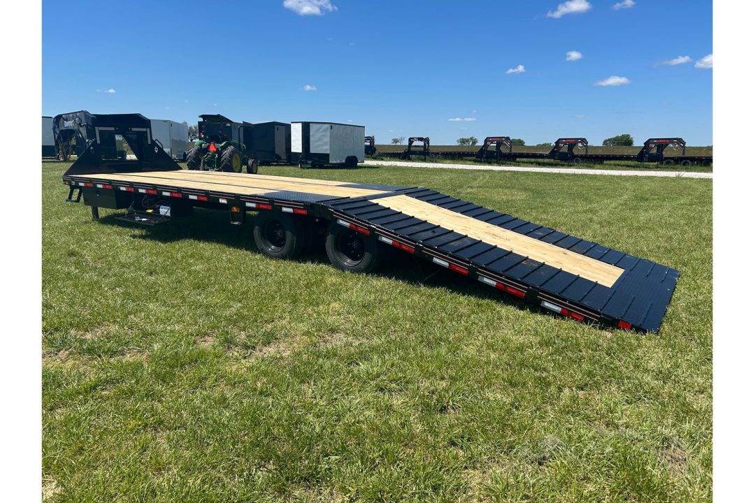 New 2026 Diamond C 102x32 Tandem 40K GN Pacesetter Hydrotail w/ Hydraulic Jacks, EOH Brakes, & Full Steel Runners