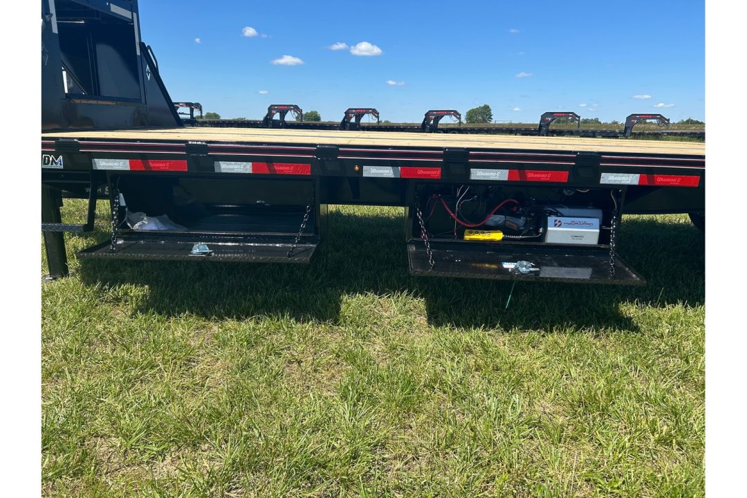 New 2026 Diamond C 102x32 Tandem 40K GN Pacesetter Hydrotail w/ Hydraulic Jacks, EOH Brakes, & Full Steel Runners
