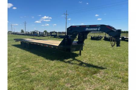 New 2026 Diamond C 102x32 Tandem 40K GN Pacesetter Hydrotail w/ Hydraulic Jacks, EOH Brakes, & Full Steel Runners