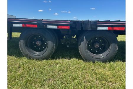 New 2026 Diamond C 102x32 Tandem 40K GN Pacesetter Hydrotail w/ Hydraulic Jacks, EOH Brakes, & Full Steel Runners